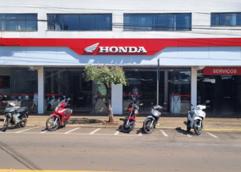 Moto da Honda vendida por menos de R$ 14 mil faz 45 km por litro