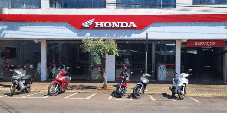 Moto da Honda vendida por menos de R$ 14 mil faz 45 km por litro