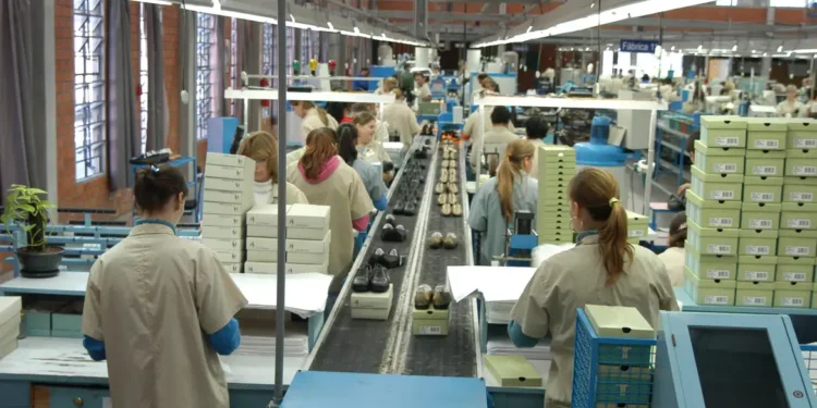 Fabricante de calçados famosa anuncia falência e todos os funcionários serão desligados