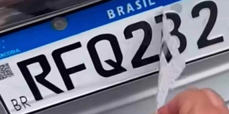 Utilizar placa adulterada é crime