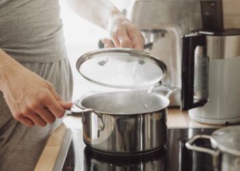 Você sabe qual a função do furinho da tampa de panela?