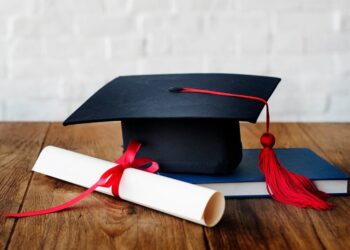 Ter esse diploma em mãos no Brasil pode dobrar o salário na hora