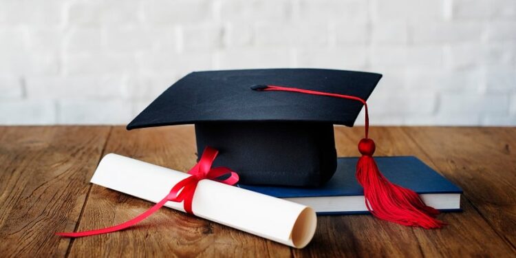 Ter esse diploma em mãos no Brasil pode dobrar o salário na hora