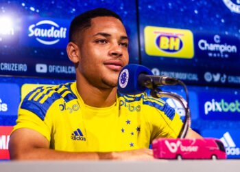 Cruzeiro se vinga do Athletico-PR na mesma moeda após perder Vitor Roque