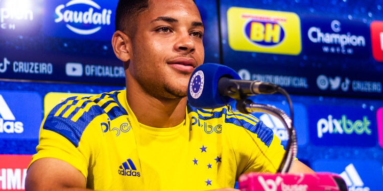 Cruzeiro se vinga do Athletico-PR na mesma moeda após perder Vitor Roque