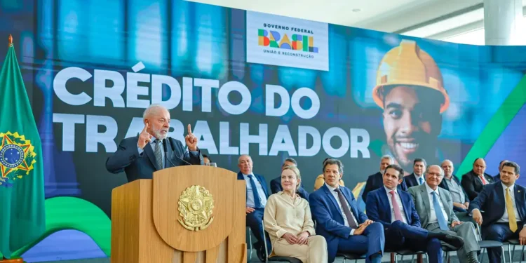 Crédito consignado pela Carteira de Trabalho já pode ser solicitado pelo celular