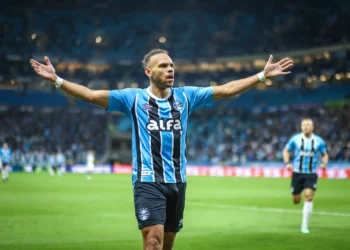 Enquanto Suárez ganhava R$ 2 milhões por mês, salário de Braithwaite no Grêmio não fica atrás