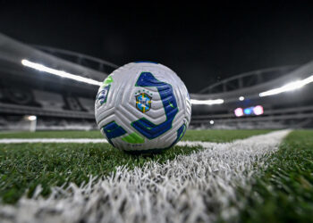 Clube do Brasileirão paga R$ 8 mil a cada jogador enquanto não consegue pagar salários