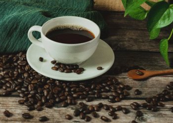 Pessoas que adoçam o café dessa maneira podem sofrer com perda de memória acelerada