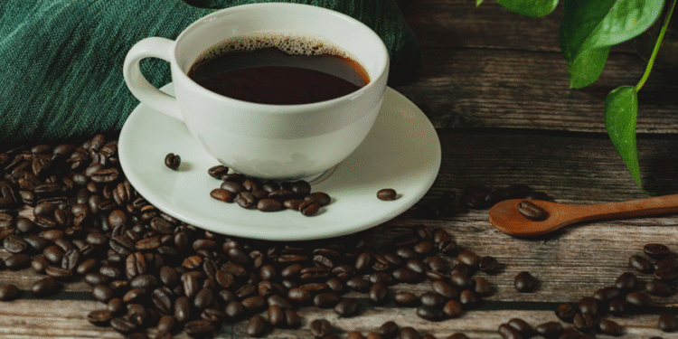 Pessoas que adoçam o café dessa maneira podem sofrer com perda de memória acelerada