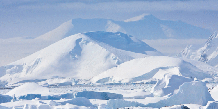 Vulcões escondidos podem voltar à ativa após o gelo derreter demais na Antártida