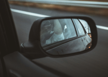 Nova regra dos retrovisores entra em vigor para todos os motoristas com CNH no Brasil