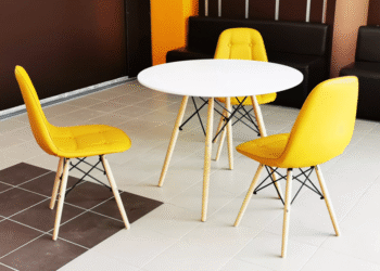 O que significa quando alguém sempre coloca a cadeira no lugar ao sair da mesa