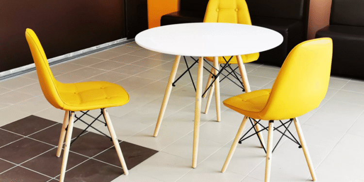 O que significa quando alguém sempre coloca a cadeira no lugar ao sair da mesa