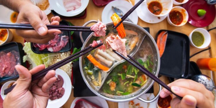 Rede chinesa de fast food que atormenta McDonald’s e KFC chega ao Brasil: Cardápio revelado