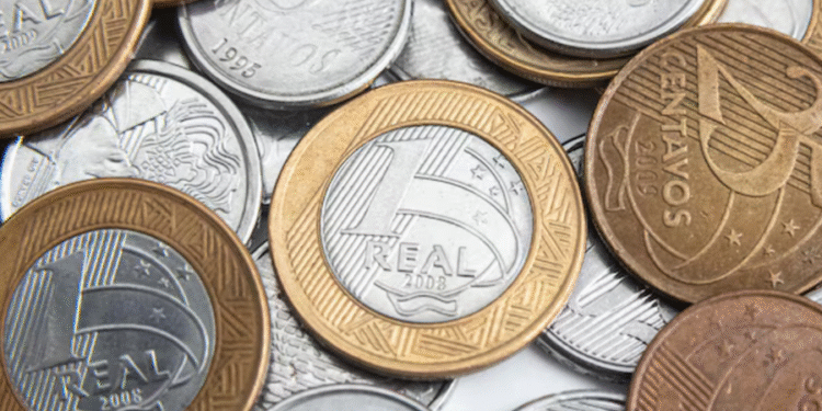 6 moedas que você pode ter guardado em casa e estão valendo uma fortuna