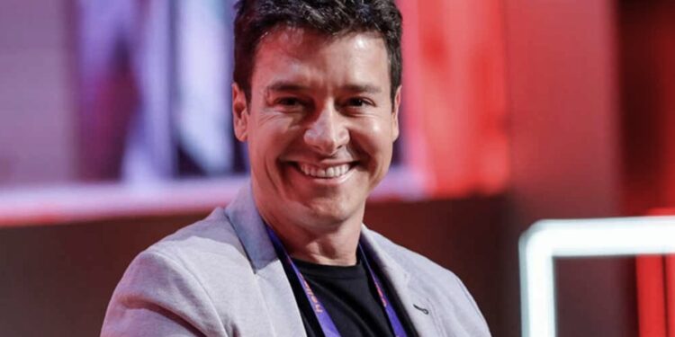 Enquanto ganhava R$ 600 mil na Record, salário de Rodrigo Faro na Globo é incrivelmente menor