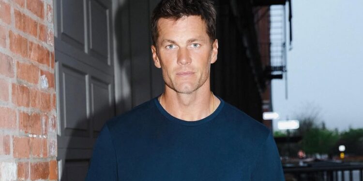 Tom Brady mal começou a trabalhar e já é o mais bem pago em sua nova profissão