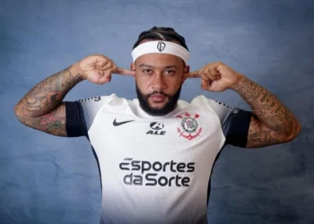 Enquanto Depay ganha R$ 3 milhões no Corinthians, salário de Guerrero no Peru é de cair o queixo