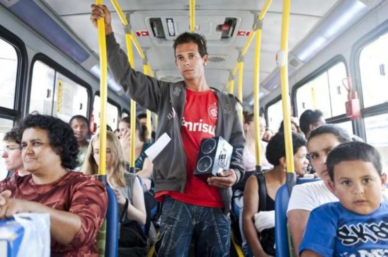 Som alto no ônibus pode gerar multa pesada