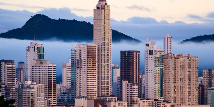 Dubai Brasileira tem o metro quadrado mais caro do país e os maiores prédios da América Latina