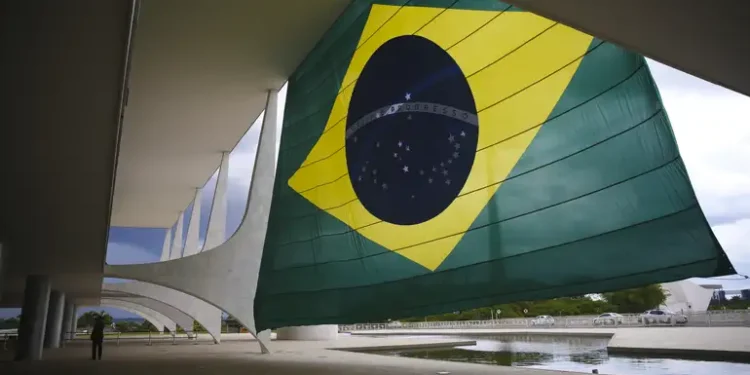 Brasileiro que cometer crimes contra o país pode perder a nacionalidade
