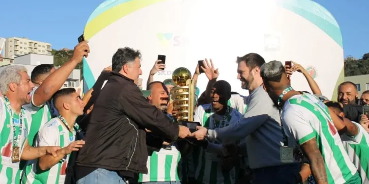 Time catarinense usa escudo parecido com o do Corinthians e tem as cores do Palmeiras