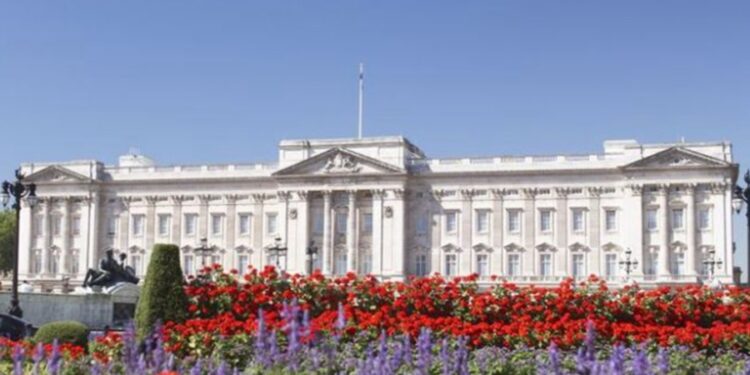 Maior casa do mundo com 2,8 milhões de metros quadrados supera em quatro vezes o Palácio de Buckingham