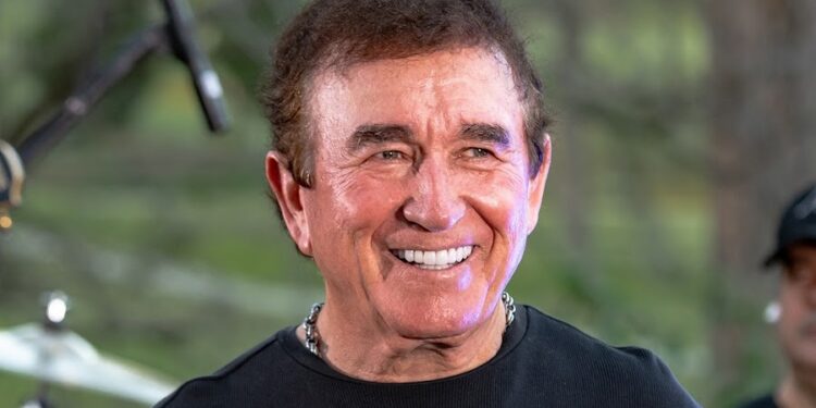 Amado Batista encheu o bolso de dinheiro após vender fazenda com 17 mil cabeças de gado por R$ 350 milhões