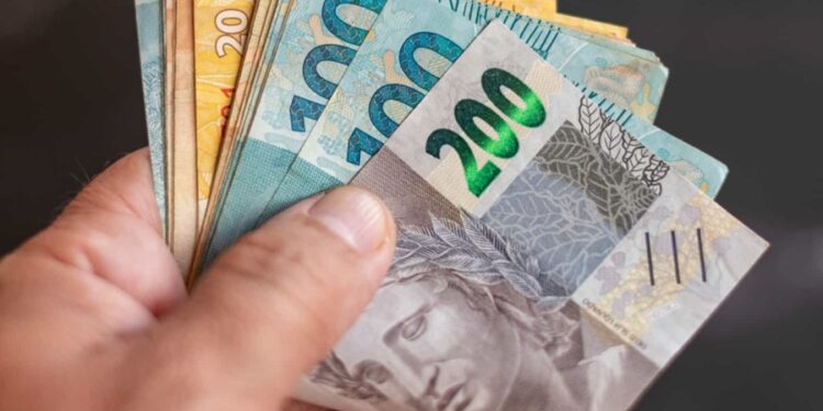 Quem recebe até R$ 5 mil por mês de salário vai agradecer de joelhos ao Senado