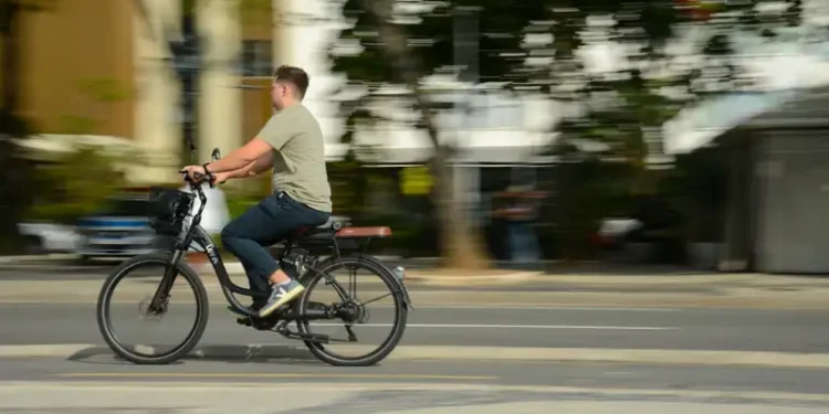 Donos de bicicletas elétricas podem ser forçados a ter CNH para andar
