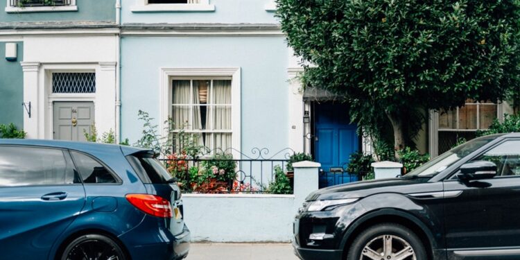 Posso tomar multa se estacionar o carro na frente da minha própria garagem?