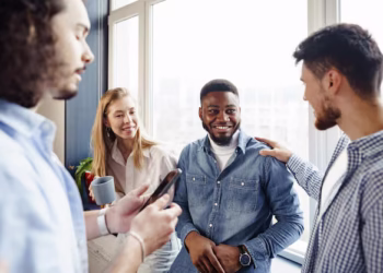 O que significa quando uma pessoa conversa devagar, segundo a psicologia