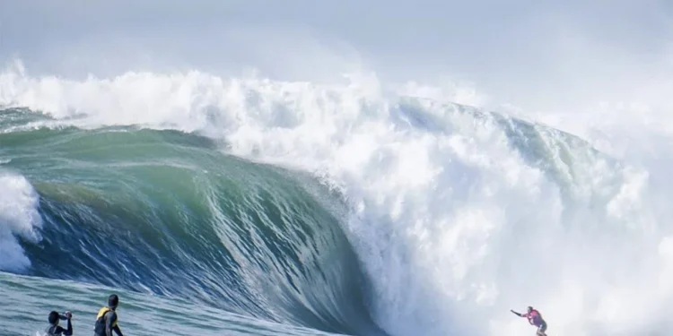 Maior onda do Brasil fica em cidade tranquila do sul