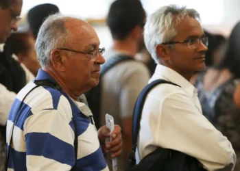 Novo programa do governo vai ajudar aposentados do INSS a viajar de avião