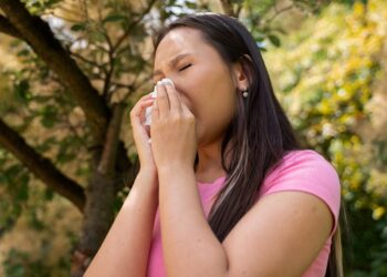 Por que olhar para a luz dá vontade de espirrar?