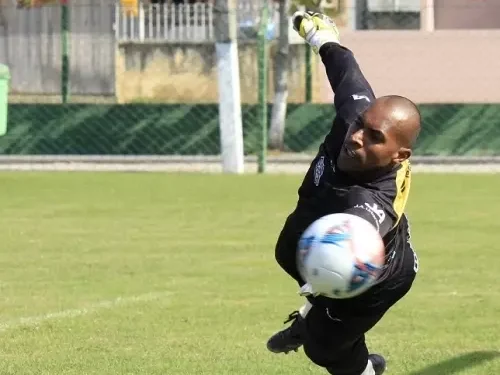 Luto no futebol: Morre o goleiro Neneca após infarto enquanto assistia partida