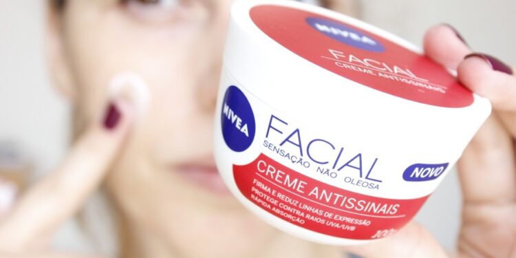 Como utilizar o creme Nivea da lata vermelha que virou febre no Brasil?