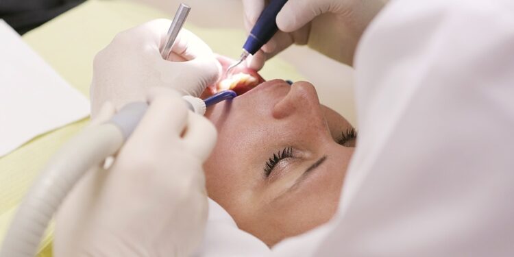 Medicamento substituto dos implantes dentários ganha data para chegar ao mercado