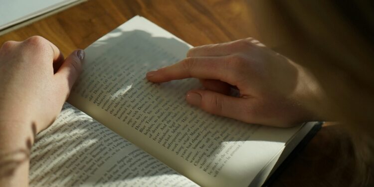 Como surgiu a expressão “cutucar a onça com a vara curta”?