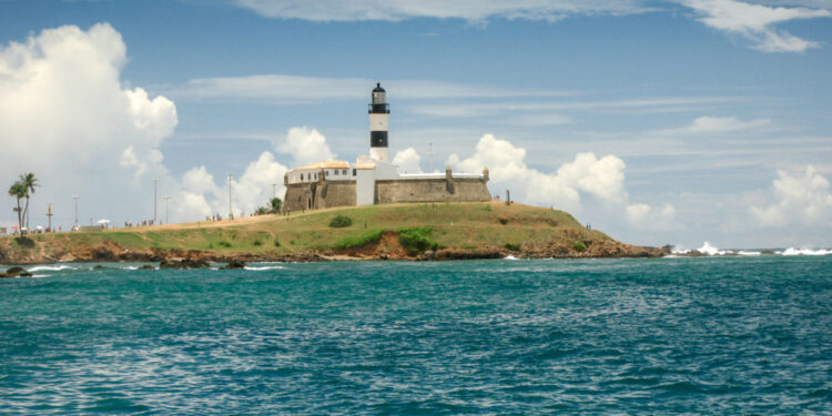 Farol mais antigo do Brasil foi construído em 1698 e continua em funcionamento