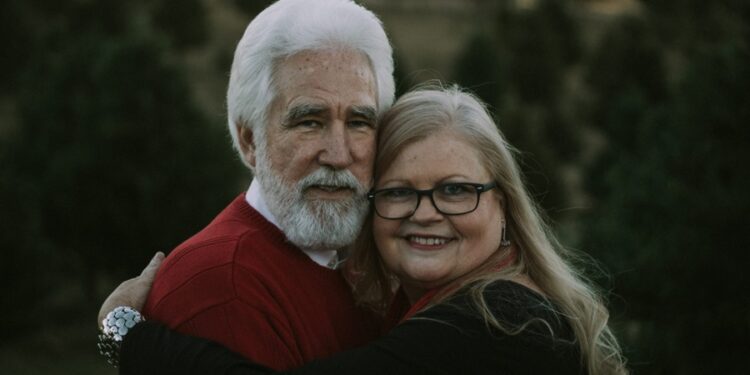 Brasileiros com 60 anos ou mais pulam de alegria com novo benefício