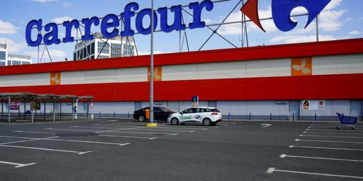 Carrefour contrata 100 mil funcionários que fazem parte do CadÚnico