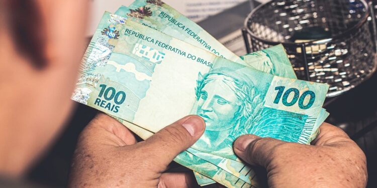 Aumento do salário mínimo rende ótima notícia para milhões de brasileiros