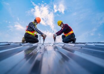 Telha 2 em 1 chega ao Brasil conquistando clientela por gerar energia e ainda garantir isolamento termoacústico