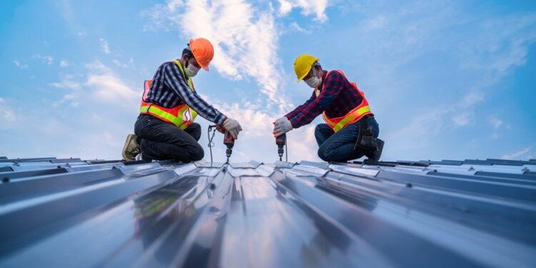 Telha 2 em 1 chega ao Brasil conquistando clientela por gerar energia e ainda garantir isolamento termoacústico