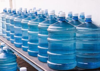 Nova maneira de beber água chega para aposentar os garrafões