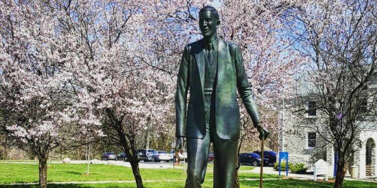 Homem mais alto da história com 2,72 metros de altura teve fim trágico