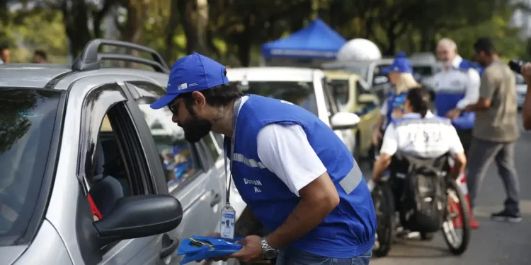 Motorista que desrespeitar regra de bagagens no banco traseiro do carro vai levar multa e 5 pontos na CNH