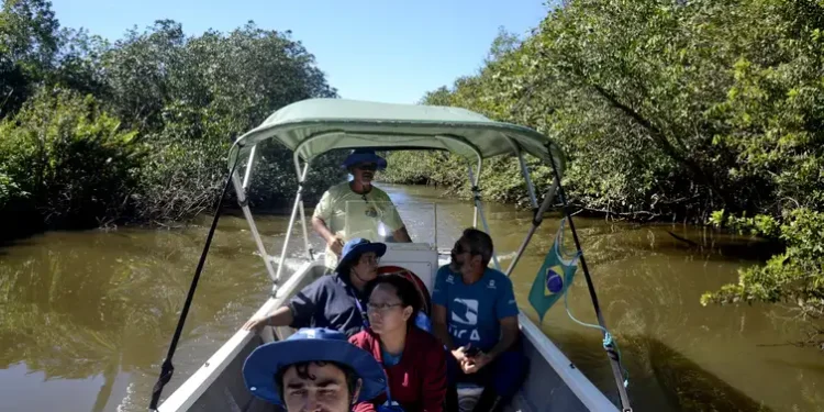 Maior planície alagada do mundo virou paraíso dos pescadores